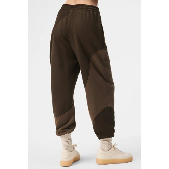 ALO Yoga Make Waves Sweatpant in Espresso Tonal - Picture 4 of 4